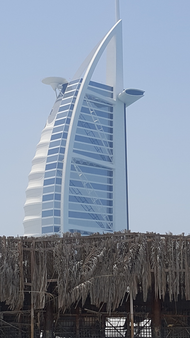 09.01 Zbor Bucuresti, Dubai, Hotel Millennium Place Barsha, 639 euro/pers/ 7 nopti mic dejun/taxe aeroport incluse+transfer