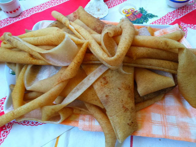 Petrecere cu muzica live si taierea porcului la Rucar de Unirea Principatelor Romane