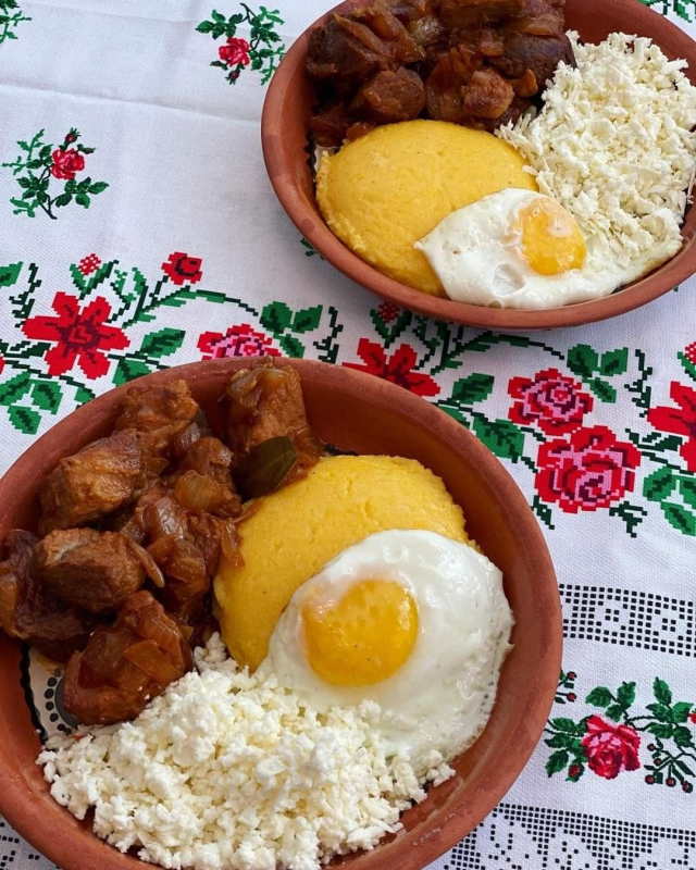 Petrecere cu muzica live si taierea porcului la Rucar de Unirea Principatelor Romane