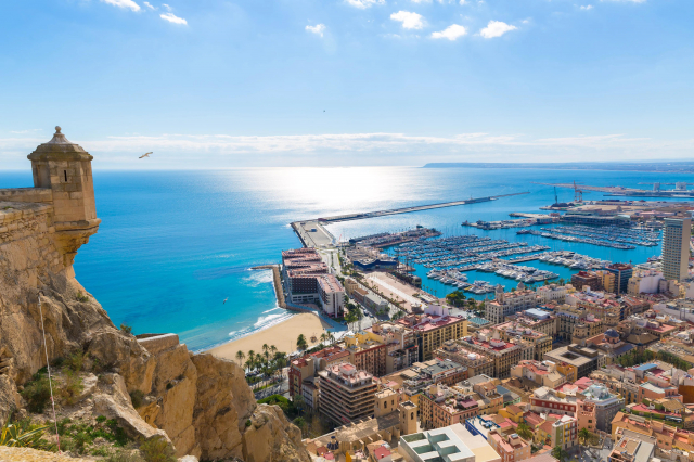 Evadare la mare: city break în Alicante*