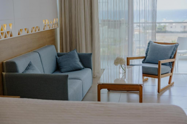 Paste in Cipru: de la 619 euro cazare 7 nopti cu demipensiune+ transport avion+ toate taxele