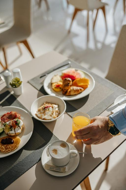 Paste in Cipru: de la 619 euro cazare 7 nopti cu demipensiune+ transport avion+ toate taxele