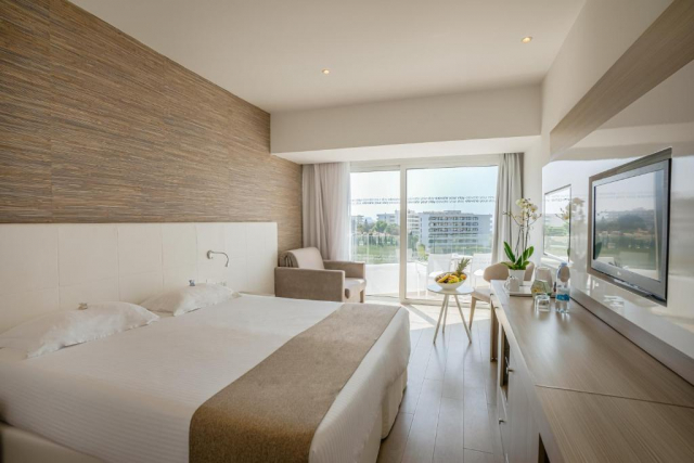 ULTIMELE LOCURI CIPRU, AYIA NAPA, AVION DIN BUCURESTI, LA HOTEL MARGADINA 4*, LA TARIFUL DE 589 EURO/PERSOANA, MIC DEJUN!