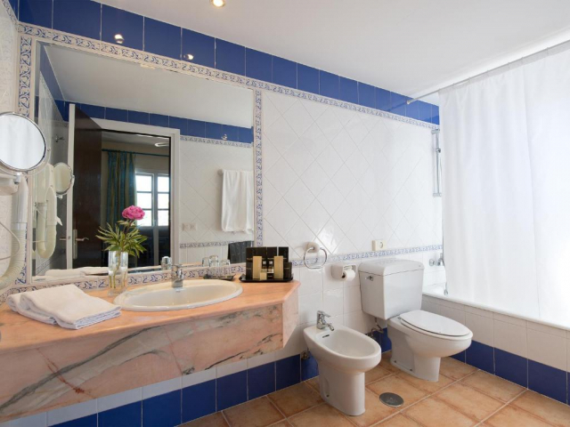 ULTIMELE LOCURI LA MALAGA 7 NOPTI CAZARE 4**** DEMIPENSIUNE BLUE BAY BANUS ZBOR DIRECT DIN OTOPENI/CLUJ NAPOCA CU TAXE INCLUSE