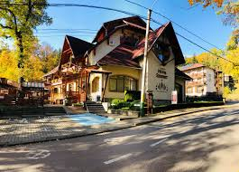 PASTE LA SOVATA, SENIOR VOYAGE,  AUTOCAR DIN BUCURESTI, LA TARIFUL DE 395 EURO/PERSOANA, DEMIPENSIUNE!