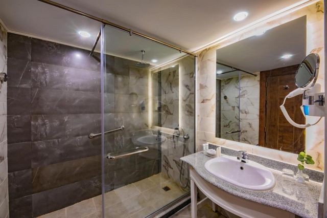 ULTIMELE LOCURI HURGHADA, AVION DIN CLUJ-NAPOCA, LA HOTEL TITANIC BEACH 5*, LA TARIFUL DE 527 EURO/PERSOANA, AI!