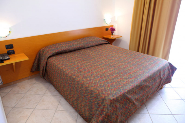 08.05 Zbor Bucuresti PUGLIA  679 euro/persoana/ 7 nopti demipensiune, taxe aeroport si transfer incluse