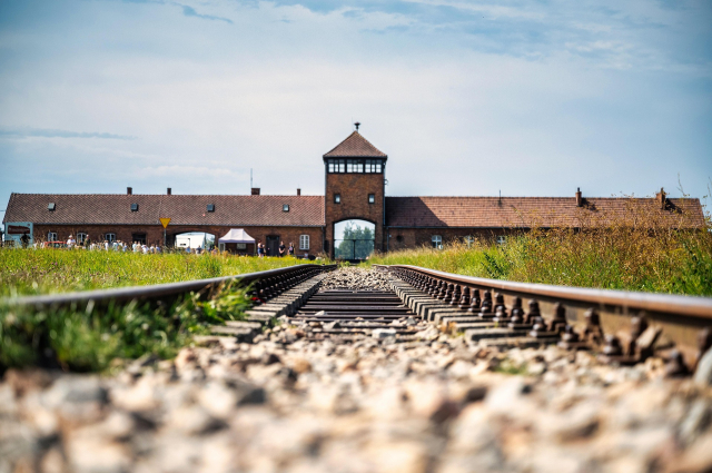 ✈️City Break Cracovia + Auschwitz-Birkenau &amp; Mina de Sare Wieliczka ⛏️ Plecare din București (AM)