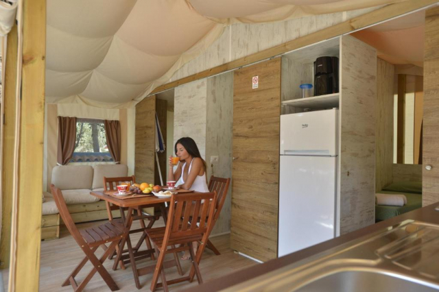 ULTRA LAST MINUTE SARDINIA TORRE CAMPING ALGHERO ZBOR DIN OTOPENI CU TAXE INCLUSE