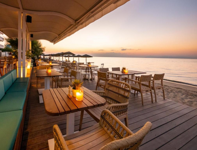 Paste in Grecia - Peraia: 399 euro cazare 4 nopti cu mic dejun+ transport avion+ toate taxele