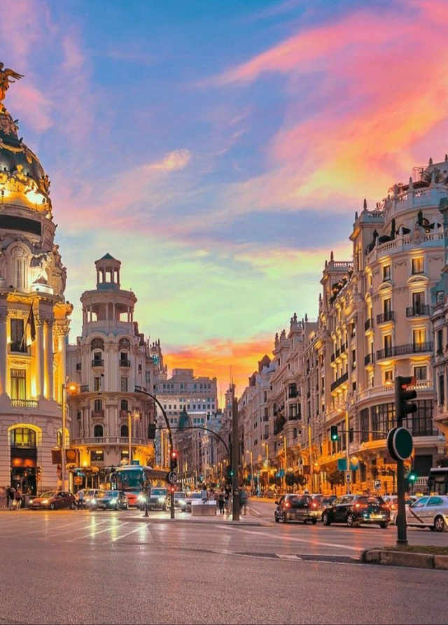 💃 De la Gaudí la Gran Vía: Aventură în Barcelona &amp; Madrid ✨ circuit individual cu zbor din București