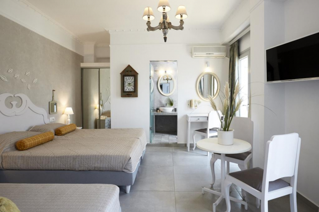 Sejur in Santorini: de la 430 euro cazare 7 nopti cu mic dejun+ transport avion+ toate taxele 