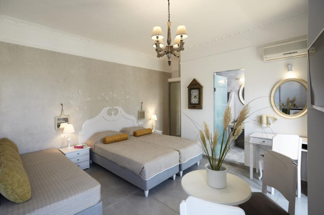 Sejur in Santorini: de la 430 euro cazare 7 nopti cu mic dejun+ transport avion+ toate taxele 