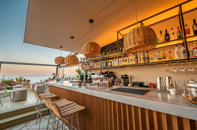 Sejur in Skiathos: de la 350 euro cazare 5 nopti cu mic dejun+ transport avion+ toate taxele 