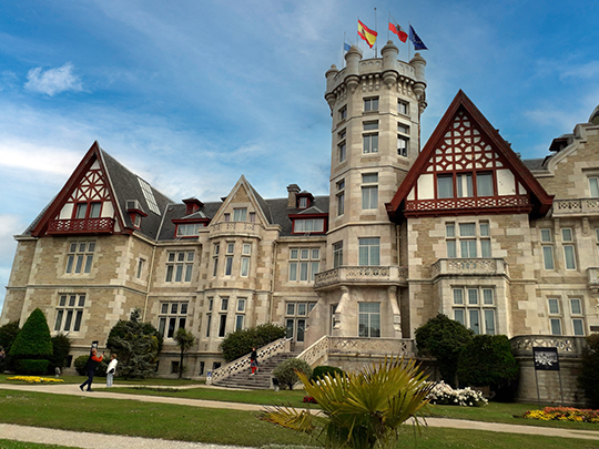 Seniori/nonseniori TARA BASCILOR si NORDUL SPANIEI - 7 nopti cu demipensiune + bilet avion Bucuresti + taxe aeroport + vizita