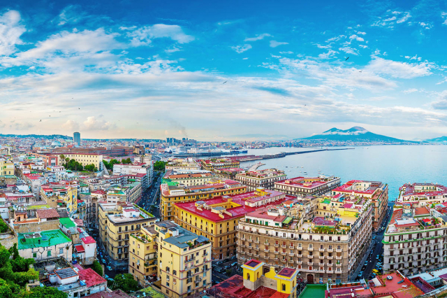 Petrece 1 mai la Napoli de la 385 euro/pers, zbor din Bucuresti