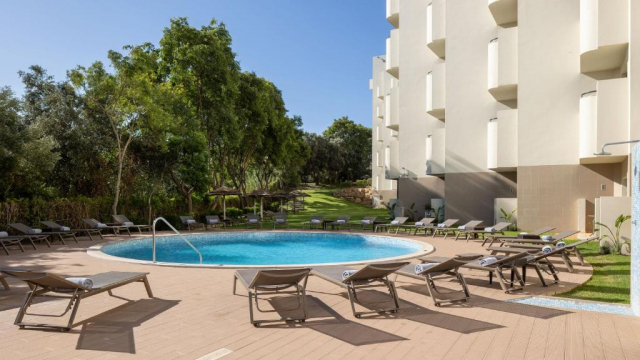 ULTRA LAST MINUTE 1 MAI PLAJA PORTUGALIA 4**** DEMIPENSIUNE HOLIDAY INN ALGARVE ZBOR DIN OTOPENI CU TAXE INCLUSE