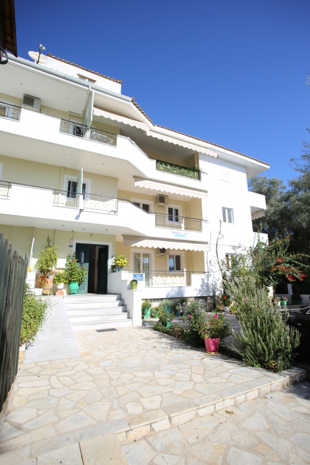 13.07 Autocar din Bucuresti, Grecia/Lefkada, Dimitris si Zois Apartments 290 euro/pers/sejur 7 nopti fara masa
