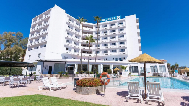 ULTRA LAST MINUTE MALAGA 7 NOPTI CAZARE DEMIPENSIUNE COSTA SERENA  ZBOR DIN OTOPENI CU TAXE INCLUSE