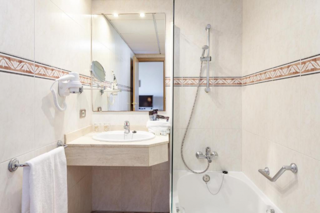 ULTIMELE LOCURI TENERIFE O7 TENERIFE  4**** DEMIPENSIUNE ZBOR DIRECT DIN OTOPENI CU TAXE INCLUSE