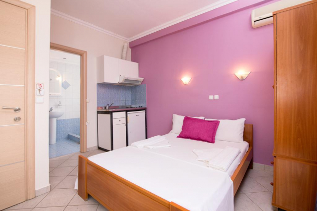 13.08 Grecia, Thassos Limenaria, Oasis Studio  139 euro/pers/7 nopti fara masa / sejur individual
