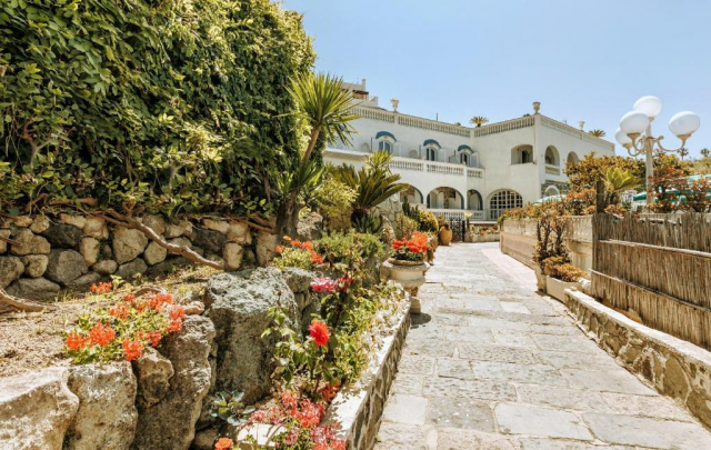 ULTIMELE LOCURI ISCHIA, AVION DIN BUCURESTI, LA HOTEL GALIDON 4*, LA TARIFUL DE 679 EURO/PERS, ALL INCLUSIVE!