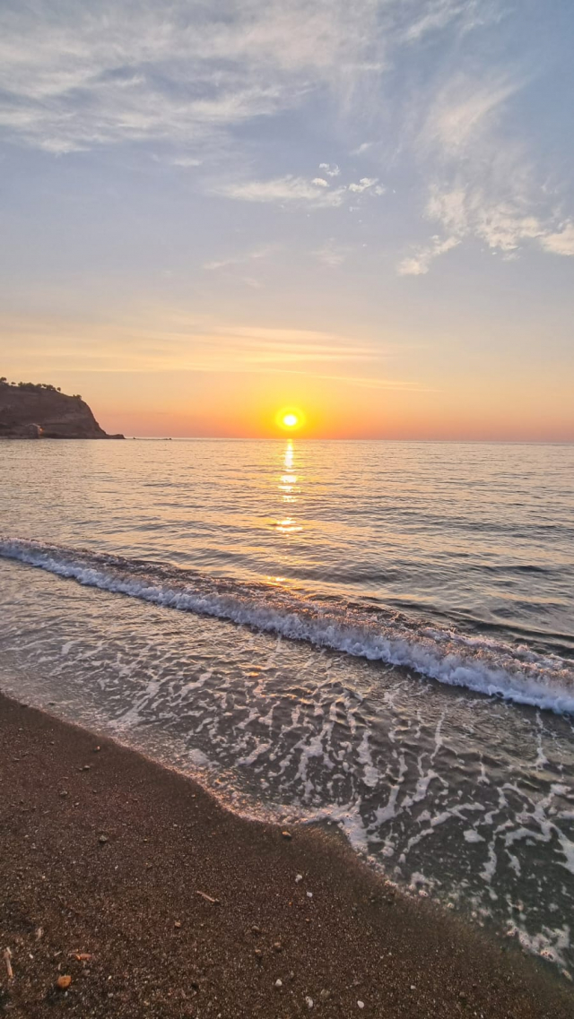 08.08 Zbor Bucuresti Grecia Lesbos Theofilos 450 euro/pers, 7 nopti cazare MIC DEJUN, taxe aeroport, transfer incluse