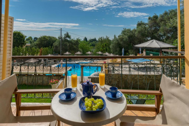 ULTIMELE LOCURI INSULA CORFU VILA YANNIS  ZBOR CHARTER DIN OTOPENI CU TAXE INCLUSE
