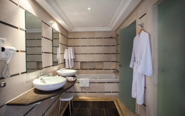 ULTIMELE LOCURI, AVION DIN TUNISIA, AVION DIN BUCURESTI, LA HOTEL MARHABA CLUB 4*, LA TARIFUL DE 667 EURO/PERSOANA, AI!