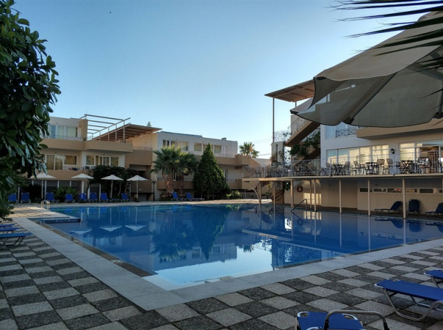 ULTIMELE LOCURI CRETA HERAKLION, AVION DIN BUCURESTI, LA HOTEL KAVROS BEACH 3*, LA TARIFUL DE 399 EURO/PERSOANA, AI!