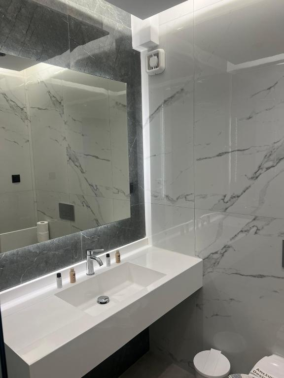 ULTIMELE LOCURI CRETA HERAKLION, AVION DIN BUCURESTI, LA HOTEL DIOGENIS BLUE PALACE 4*, LA TARIFUL DE 538 EURO/PERSOANA, AI!