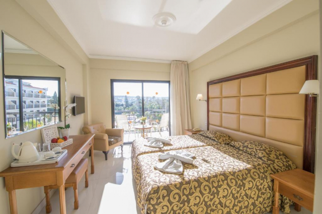 CIPRU, AVION DIN BUCURESTI, LA HOTEL TSOKKOS PARADISE VILLAGE 4*, LA TARIFUL DE 650 EURO/PERS, HB! 