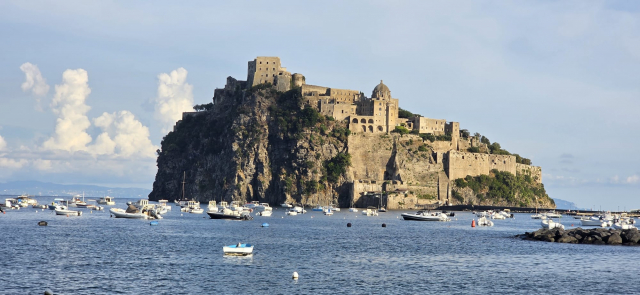 LAST MINUTE 16.10.2026 ITALIA-ISCHIA, 7 NOPTI CAZARE CU MIC-DEJUN/DEMIPENSIUNE/PENSIUNE COMPLETA, AVION DIN BUCURESTI
