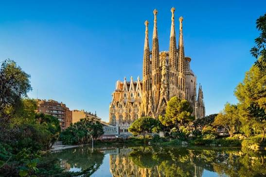 REVELION LA BARCELONA, AVION DIN BUCURESTI, LA HOTEL DE 4*, LA TARIFUL DE 849 EURO/PERSOANA, MIC DEJUN!